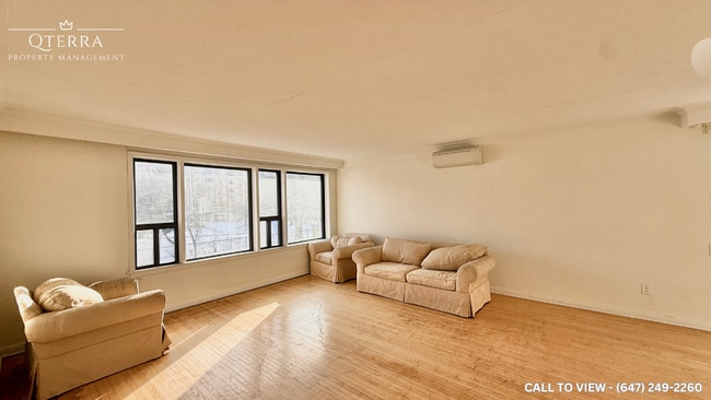 Photo du bâtiment - 232 Lawrence Av W