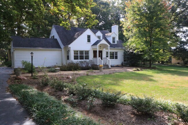 Building Photo - COMING SOON! Spacious Quiet 4BD/2BA Large ...