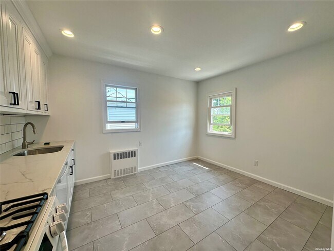 Building Photo - 558 E Park Ave