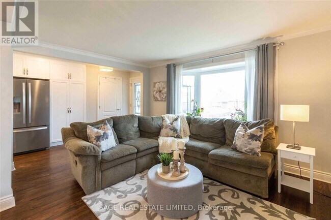 Building Photo - 31 Rensburg Dr