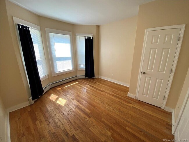 Foto del edificio - 373 Blatchley Ave