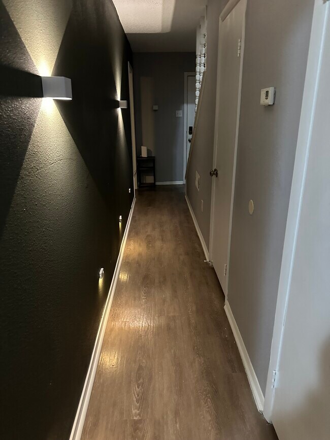 Pasarelas bien iluminadas - 8302 Woodview Dr E