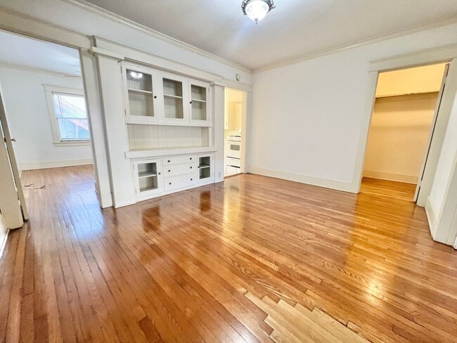 Building Photo - Lower Level 1 Bedroom with Den/Office in Alamitos Beach Apartment