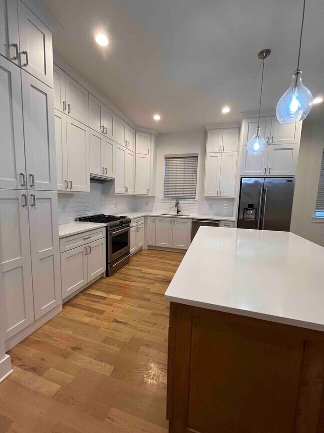 Building Photo - Elegant and Spacious 3 Bed 3 Bath Home Wal...