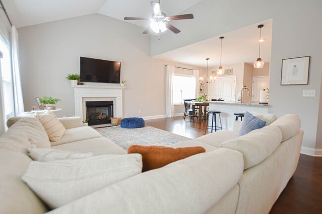 Building Photo - Pet Friendly Three Bedroom!