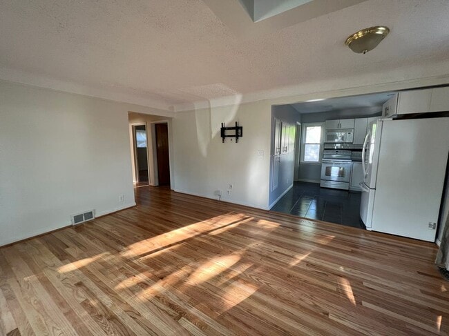 Building Photo - 4402 Cooper Ave