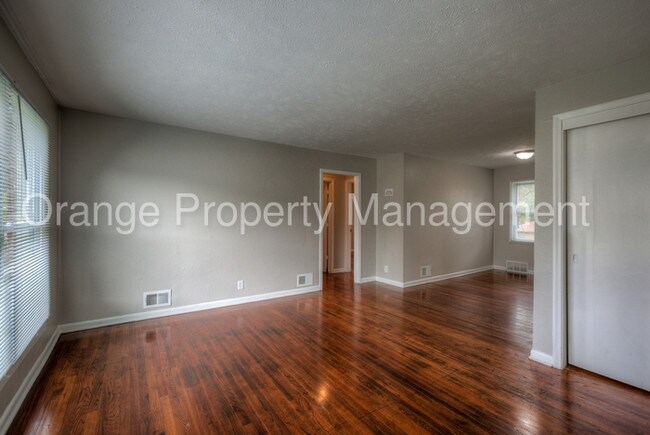 Building Photo - FONTENELLE VIEW-NO APP FEE-MI SPECIAL