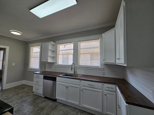 Building Photo - 328 Robinson Pl