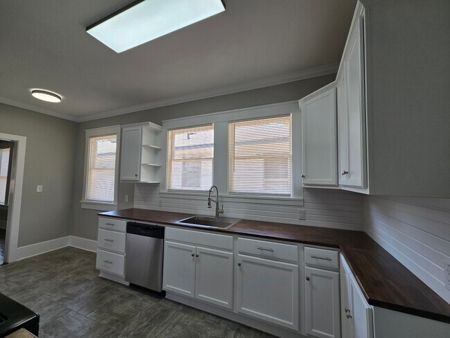 Foto del edificio - 328 Robinson Pl