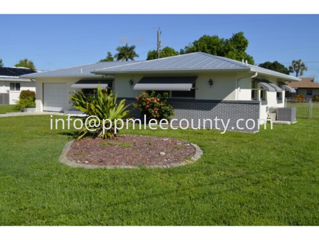 Building Photo - Yacht Club Florida Ranch with Fenced Yard
