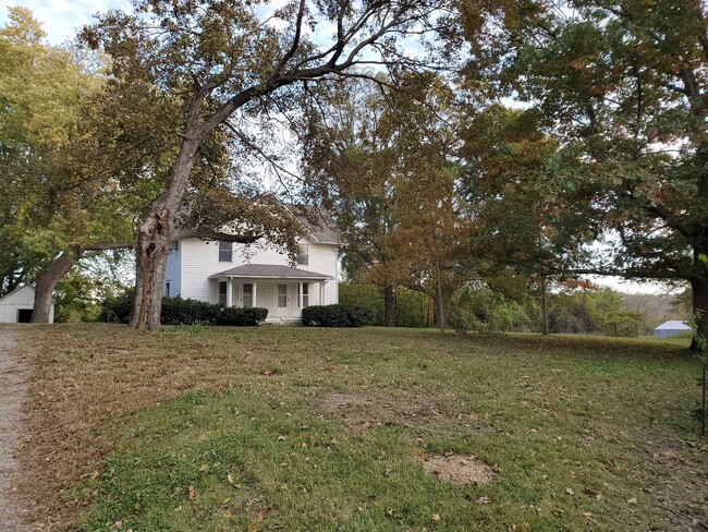 Building Photo - Older country home south of Columbia off O...