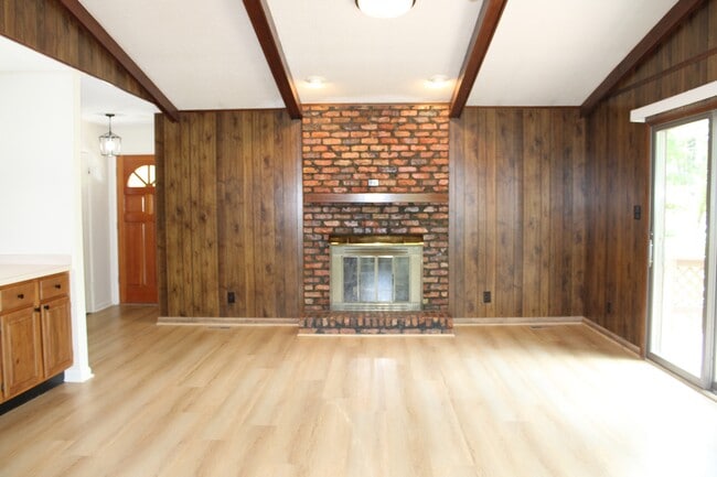 Building Photo - 113 Lake Dr