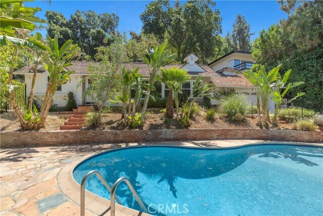 Primary Photo - 4660 Encino Ave