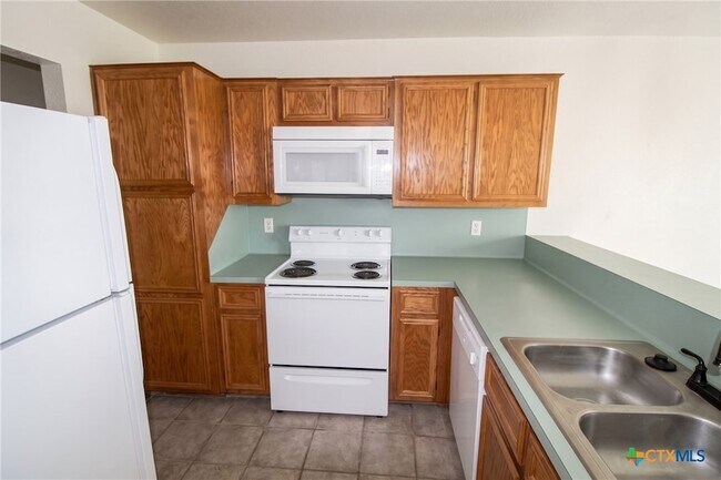 Foto del edificio - 2412 Skylark Cir