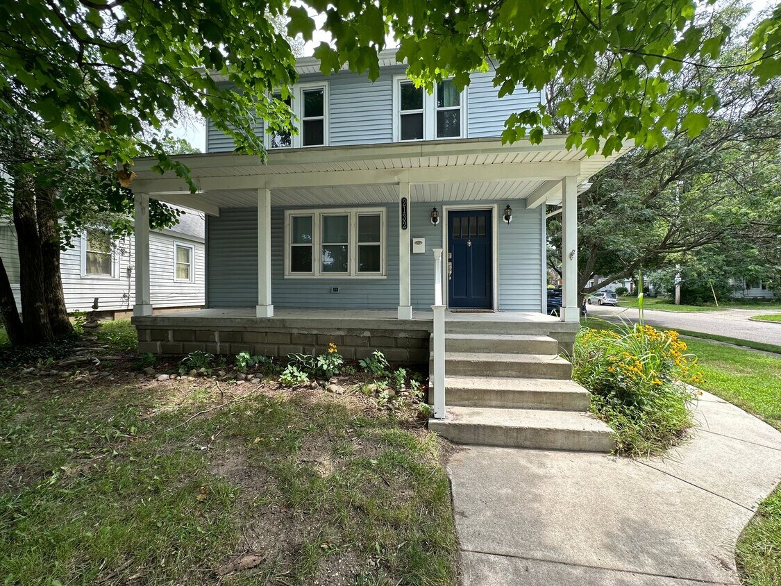 Foto principal - Adorable Three Bedroom Home with Central Air!