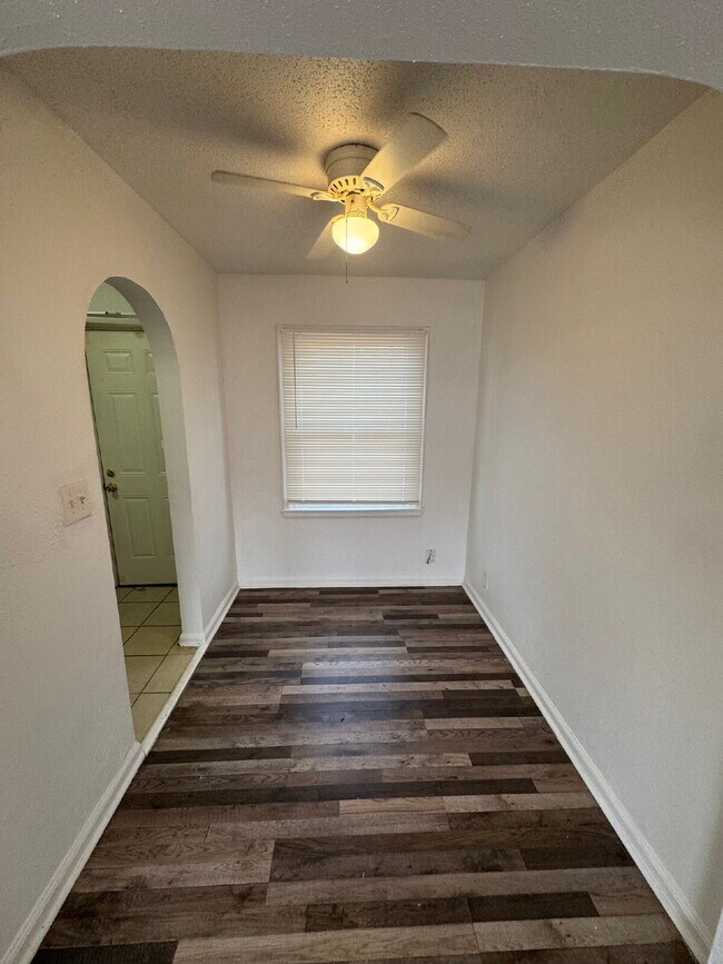 Foto del edificio - "Charming Studio Retreat with Full Bath in the Heart of Wichita!"
