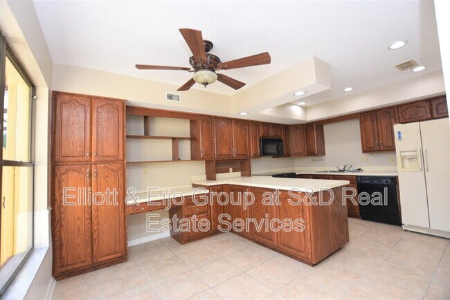 Foto del edificio - 637 Victoria Square Ln