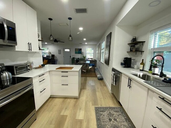 Building Photo - Beautiful Single family Home In Gulfport FL