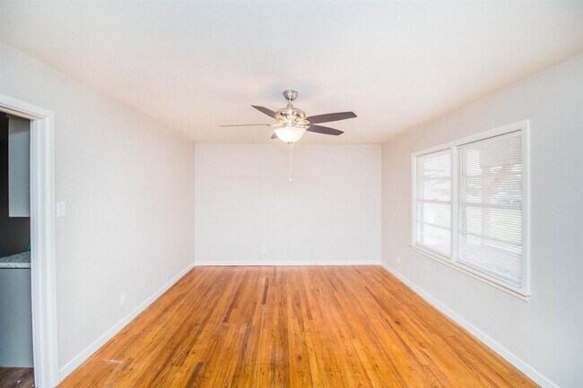 Foto del edificio - Large Recently Updated 3 Bed 2 Bath Home