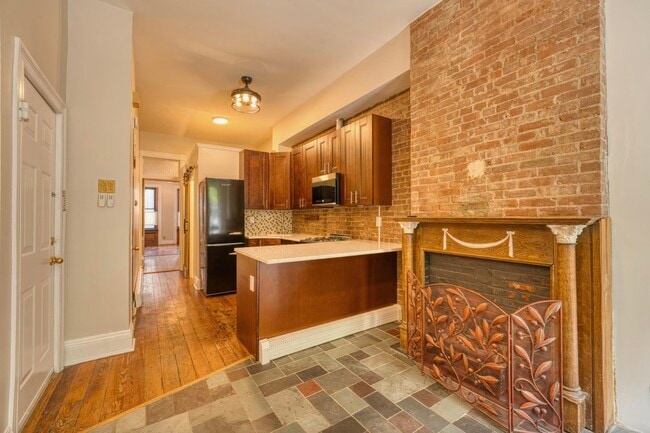 Building Photo - 167 Christopher Columbus Dr