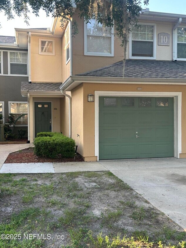 Foto principal - 8550 Argyle Business Loop