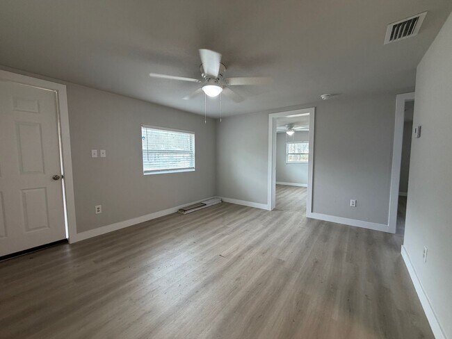 Building Photo - Updated 2BR/1BA Home – Modern Finishes – Gainesville, FL