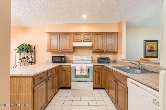 Building Photo - 2 bedroom/ 2 bathroom condo minutes from S...