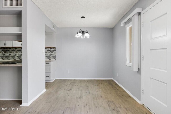 Foto del edificio - GORGEOUS Updated 2 bedroom Condo in Old To...