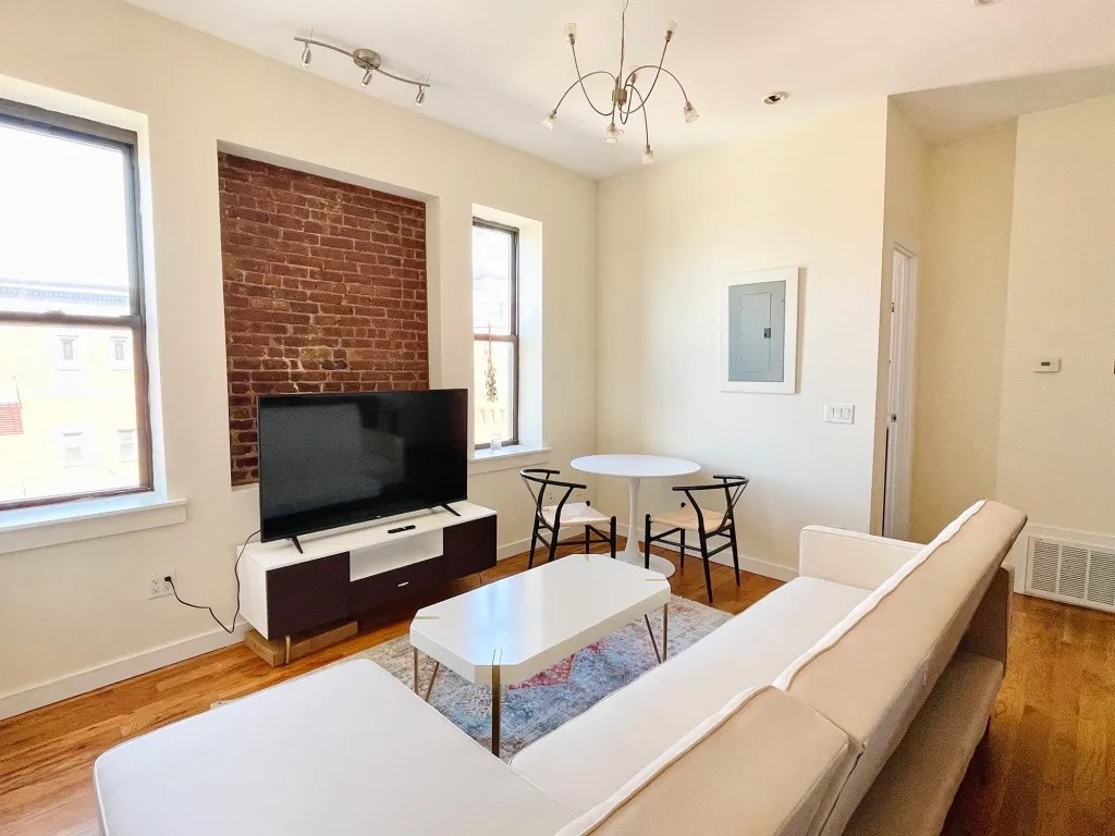 Furnished room/NOT APARTMENT - Furnished room/NOT APARTMENT