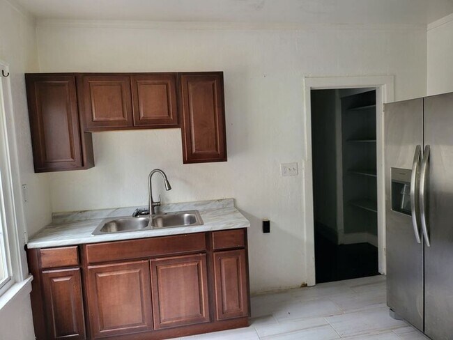 Building Photo - 3405 W 99th St