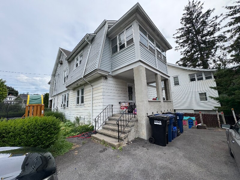 Primary Photo - 2131 James St