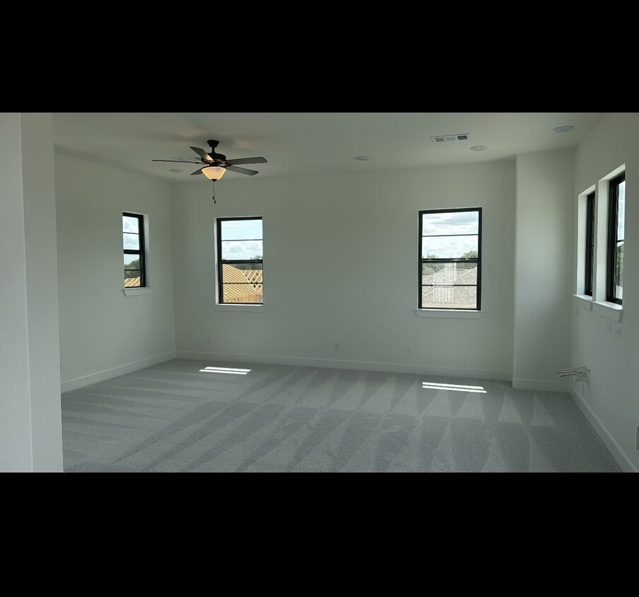 Building Photo - 3218 Royal Oaks Holw Ln
