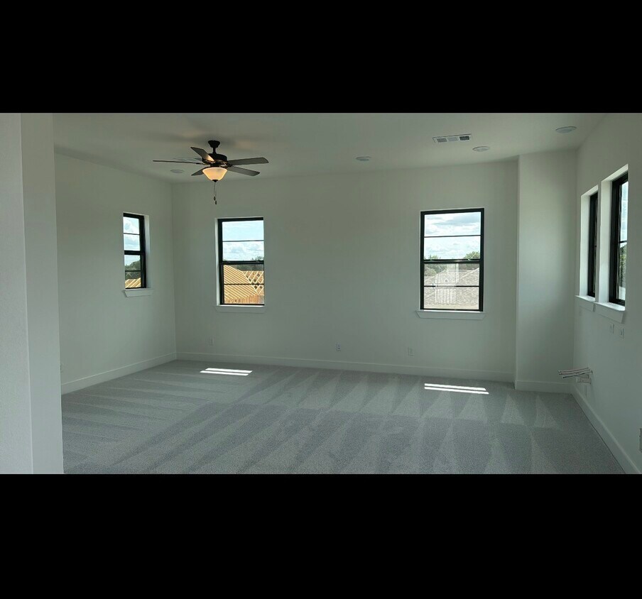 Foto del edificio - 3218 Royal Oaks Holw Ln