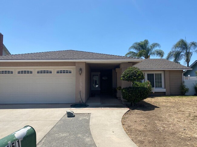 Building Photo - 3 Bedroom Home - Centrally Located with So...
