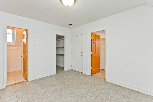 Building Photo - 3324 N Clifton Ave