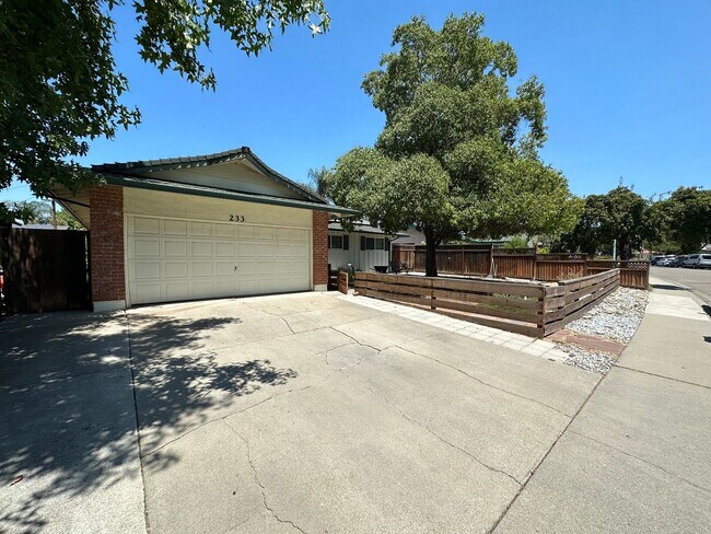 Foto del edificio - Beautiful 3 Bedroom, 2 Bath Tracy Home