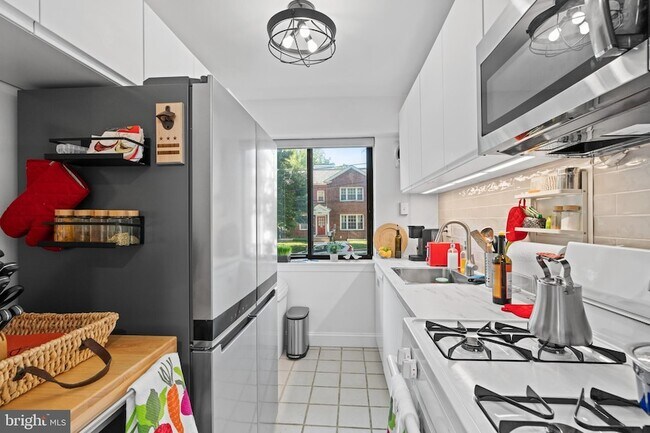 Foto del edificio - 3901 Tunlaw Rd NW