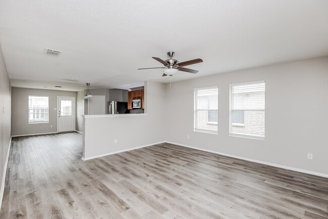 Building Photo - 1104 W Cottonwood Dr