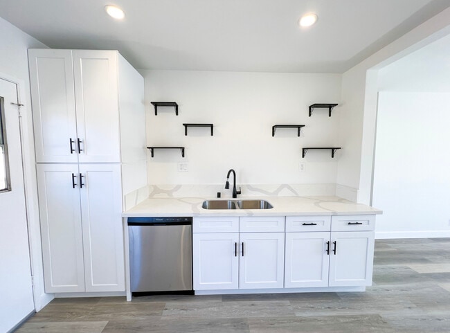 Building Photo - 15301 Eastwood Ave