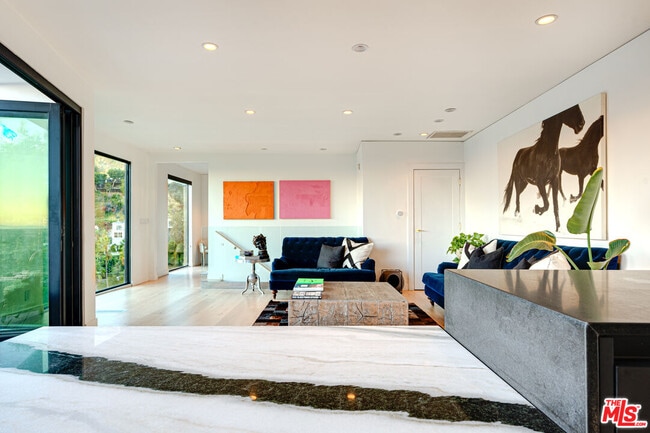 Foto del edificio - 8560 Franklin Ave