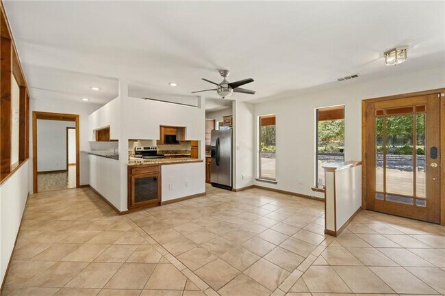 Building Photo - Gorgeous home overlooking golf course in L...