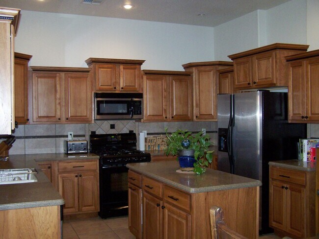 Building Photo - Close to Holloman & Restaurants