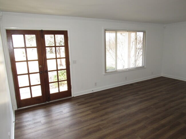 Building Photo - Renovated Lakeside Park area home with fen...