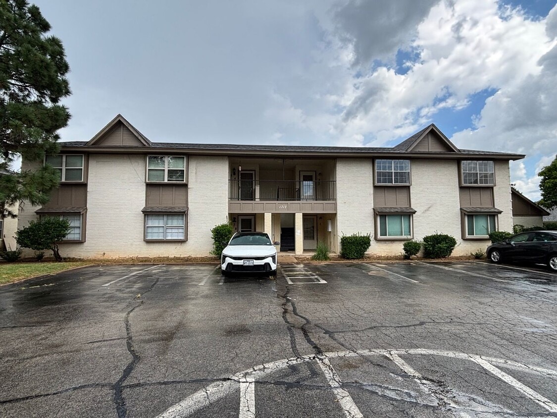 3-bedroom, 2-bathroom condo in Norman with central heat and air and washer and dryer provided - Highland Park