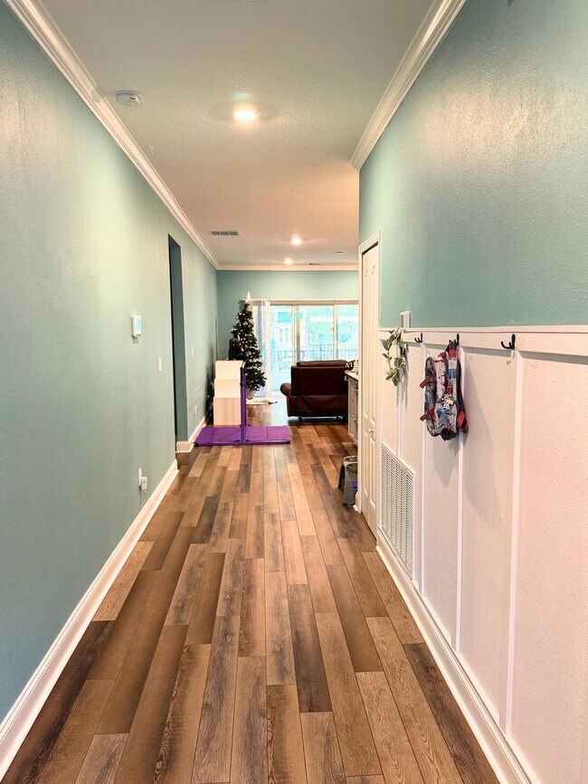 Building Photo - Location, amenities and FIVE bedrooms!!!