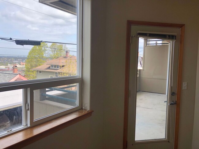 Building Photo - Beautiful 3 Bedroom Bellingham Condominium...