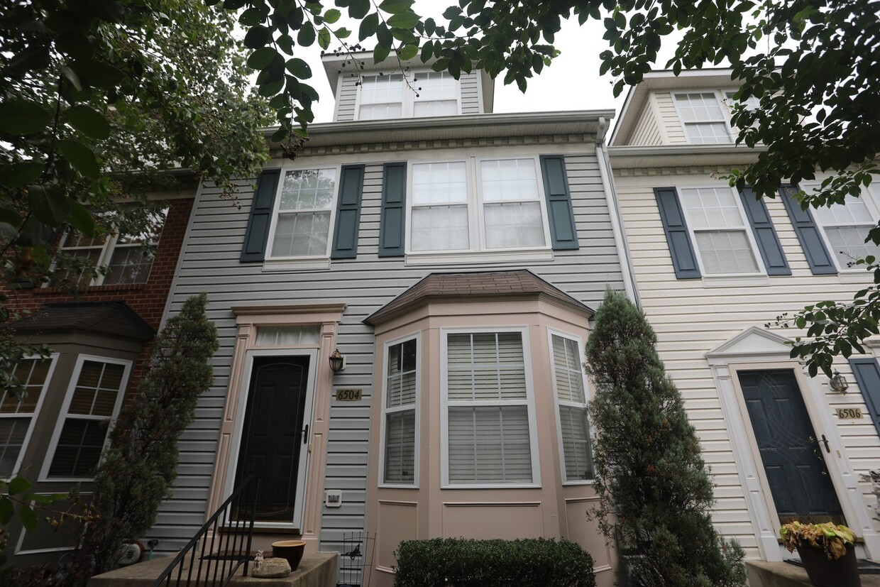 Foto principal - Available -Spacious 2 Car Garaged Townhome...