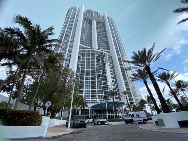 Foto del edificio - 18201 Collins Ave