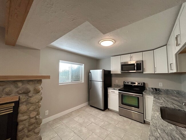 Building Photo - 2 Bedroom 1 Bathroom Basement Apartment