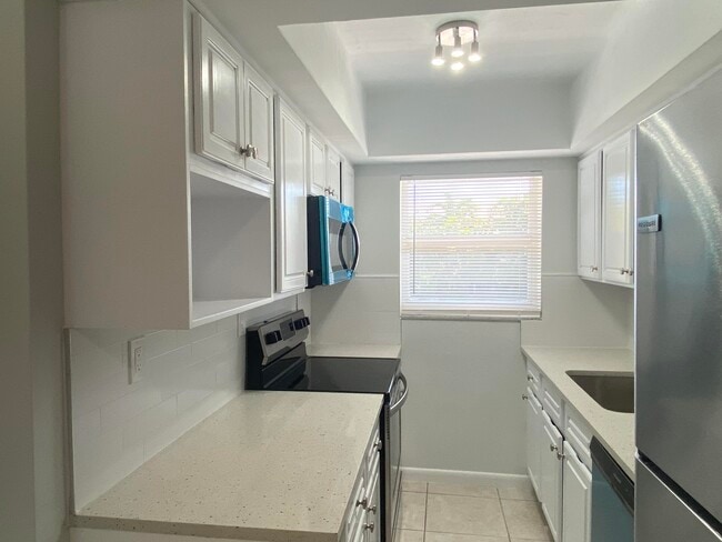 Building Photo - 853 SE 4th Ct